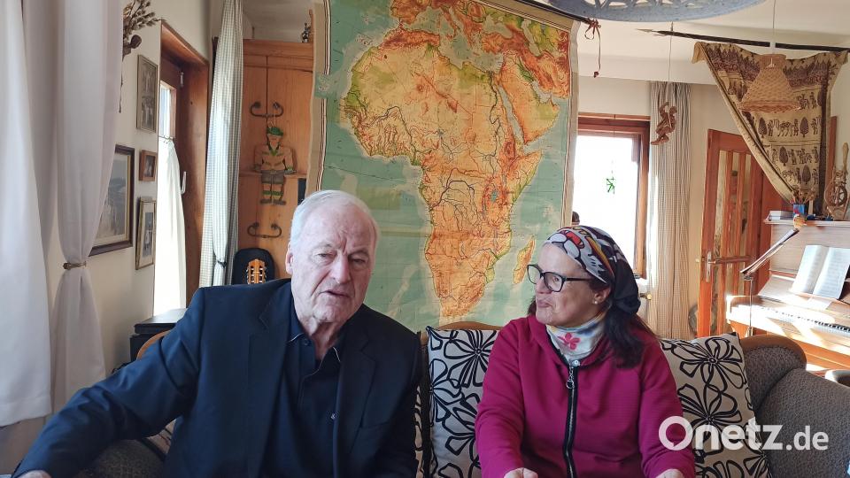 Pater Hermann Schulz besuchte kürzlich seine langjährige ehrenamtliche Helferin Michaela Burger in Mitterteich und dankte ihr für die langjährige Unterstützung seines Waisen- und Jugenddorfes in Ruanda. Bild: Johannes Burger/exb