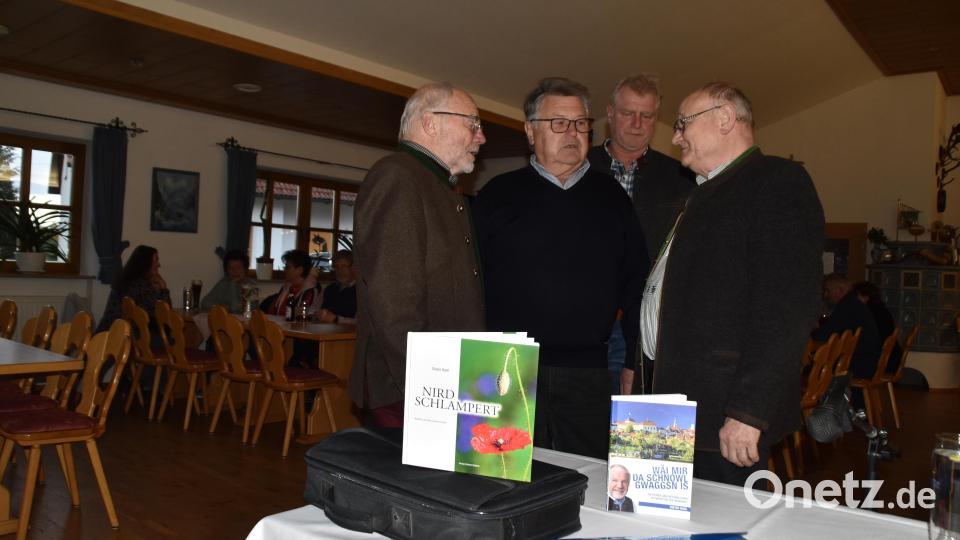 Vier Garanten für einen unterhaltsamen Mundartabend beim Heimatring. Von links: Mundartdichter Dieter Radl, Ehrenvorsitzender Günther Magerl, Vorsitzender Heiner Vierling und Musikant Theo Helgert. Bild: hcz