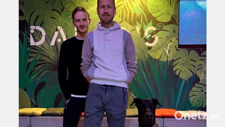 Marco Balk (links) und Colin McNamara haben mit dem Dario's in Grafenwöhr ihre erste eigene Bar eröffnet. Bild: Marco Balk