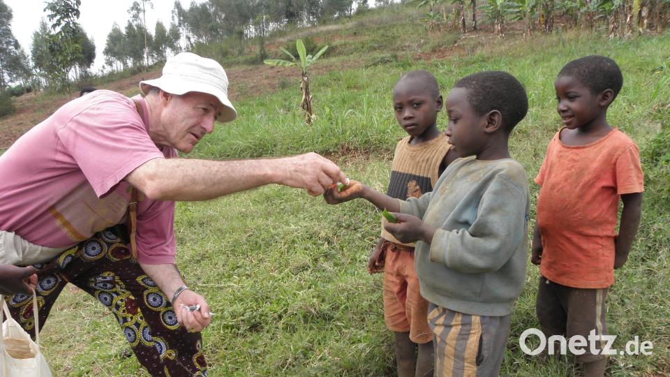 Salesianerpater Hermann Schulz setzt sich seit 1979 für Waisenkinder in Ruanda ein. Bild: Johannes Burger/exb