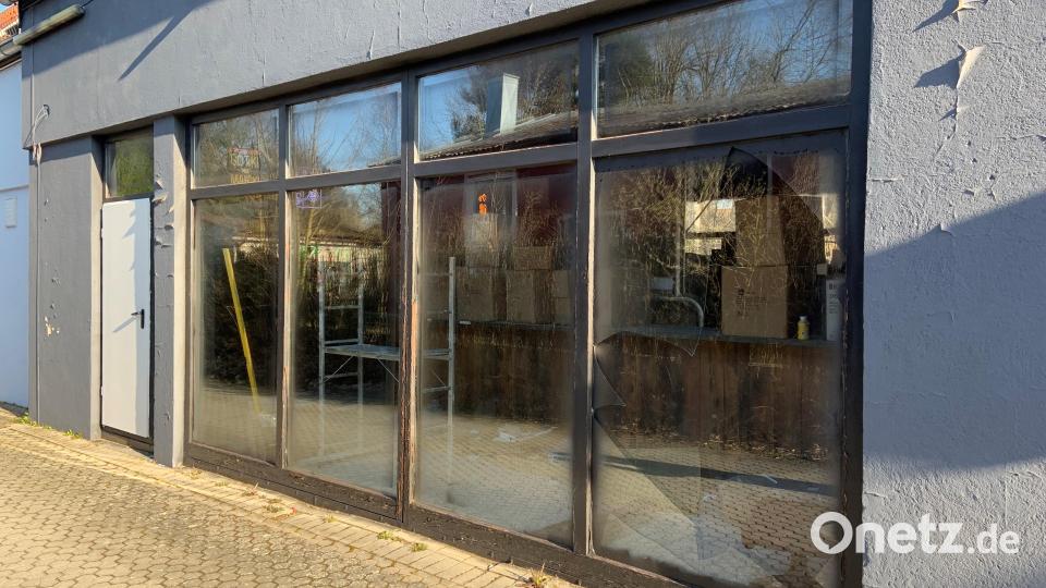 Hier in der Amberger Straße 52 soll bald die neue Bar Undecided entstehen. Bisher stapeln sich hinter der Fensterscheibe lediglich Kartons. Bild: Stefanie Roth