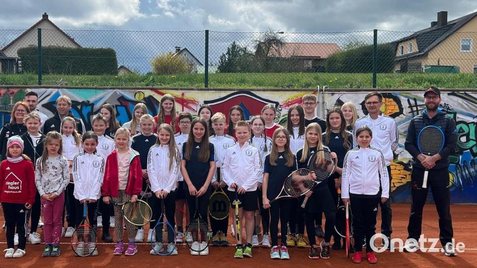 Alle Teilnehmer der Saisoneröffnungsfeier der Kirchenthumbacher Tennisabteilung hatten riesigen Spaß. Bild: msk