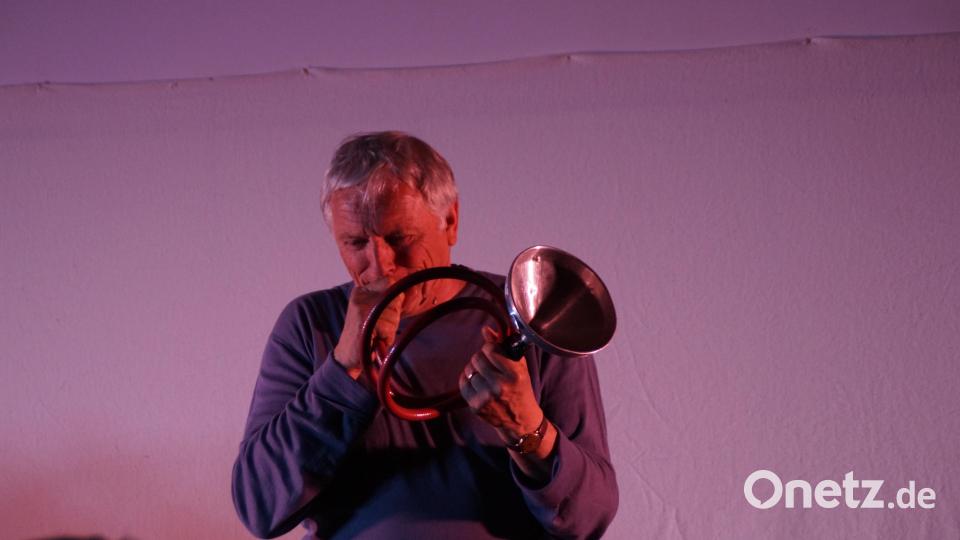 Brustmanns Leidenschaft ist das Musizieren, wozu er auch selbstgebastelte Instrumente verwendet. Bild: wel