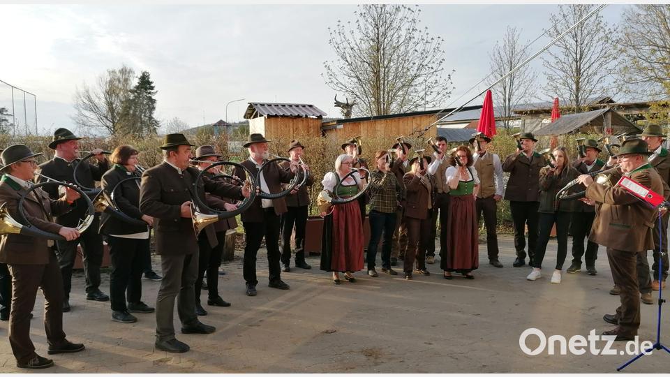 Die beiden Jagdhornbläsergruppen gestalteten die Hegeschau musikalisch mit. Bild: Thomas Schaller