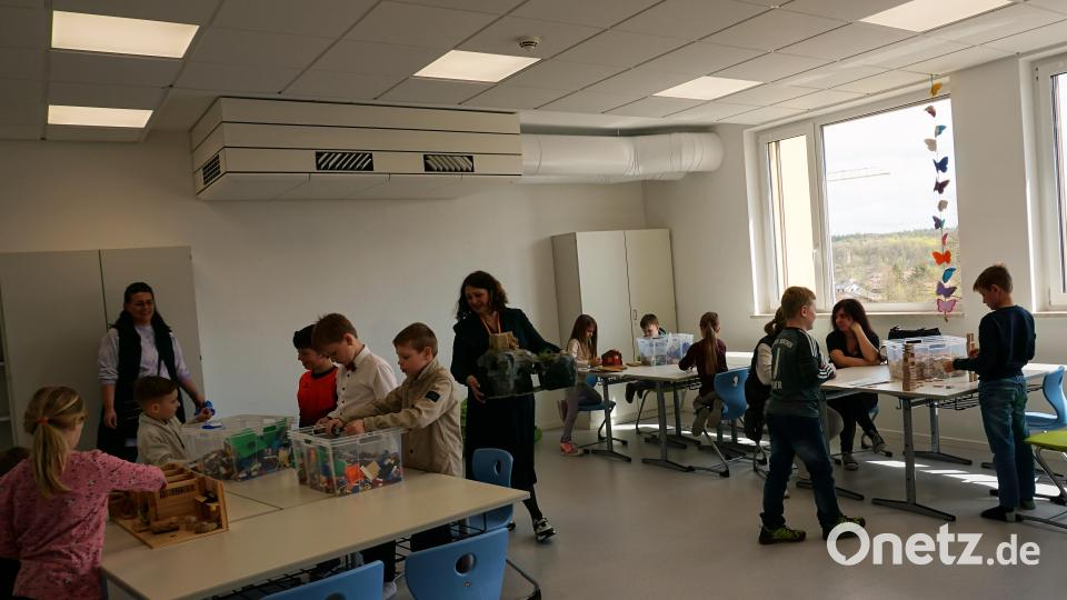 Hier darf gespielt werden - Lilli Nistschuk (Mitte) hat immer ein Auge und ein offenes Ohr für alle. Bild: wec