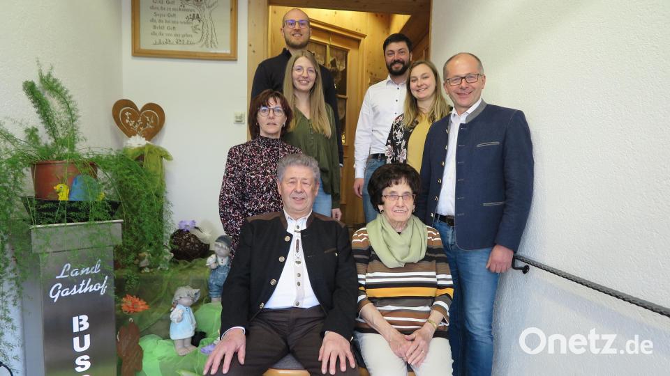 Bei der Geburtstagsfeier im Gasthaus Busch gratulierten Schwiegertochter Petra, Sohn Roman (Zweite Reihe, von links), Enkeltochter Nina, Eva-Maria Schäffler (dritte Reihe), Johannes Rauch und Enkelsohn Marco Schäffler (vierte Reihe) Erika Schäffler (vorne sitzend mit Ehemann Hermann) zu ihrem 80. Geburtstag. Bild: jzk