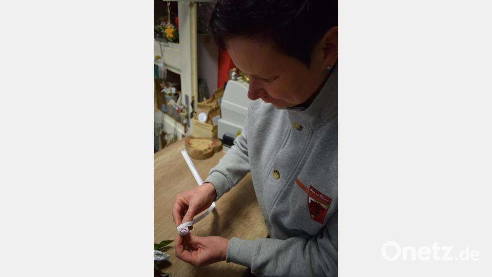 In ihrem Blumenstüberl in Bad Neualbenreuth fertigt Inhaberin Andrea Burger nicht nur Gestecke aus echten Blumen, sondern seit kurzem auch Kassenzettel-Rosen. Bild: szl