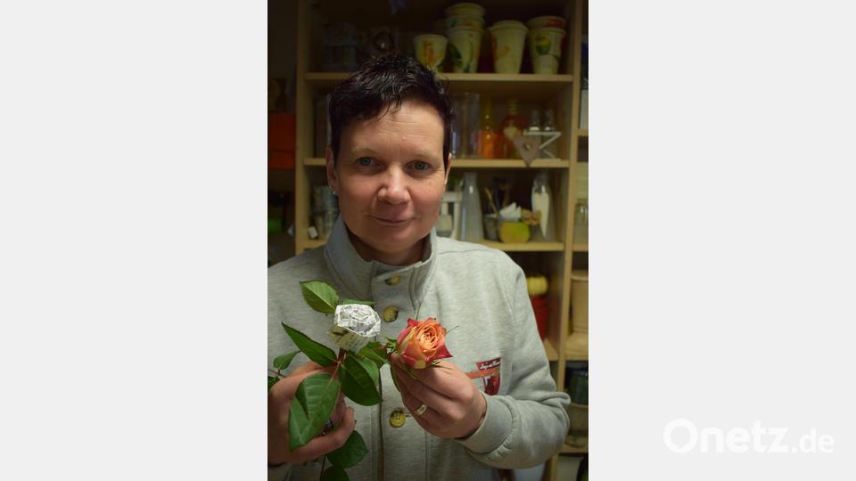 In ihrem Blumenstüberl in Bad Neualbenreuth fertigt Inhaberin Andrea Burger nicht nur Gestecke aus echten Blumen, sondern seit kurzem auch Kassenzettel-Rosen. Bild: szl
