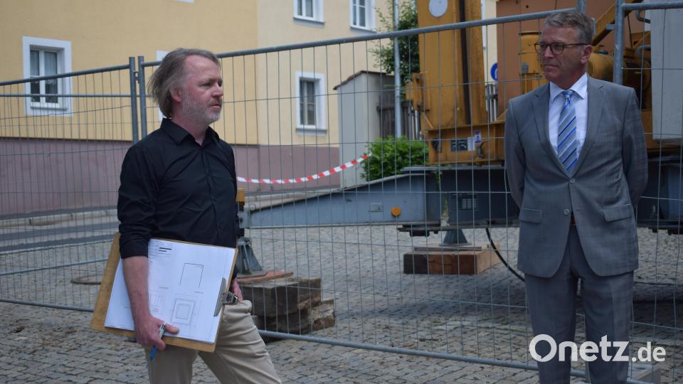 Architekt Peter Troppmann (links) vom Büro &quot;ost3&quot; aus Nürnberg erläutert die Baupläne für den Gebäudekomplex in der Tirschenreuther Altstadt. Bürgermeister Franz Stahl hört interessiert zu. Bild: szl