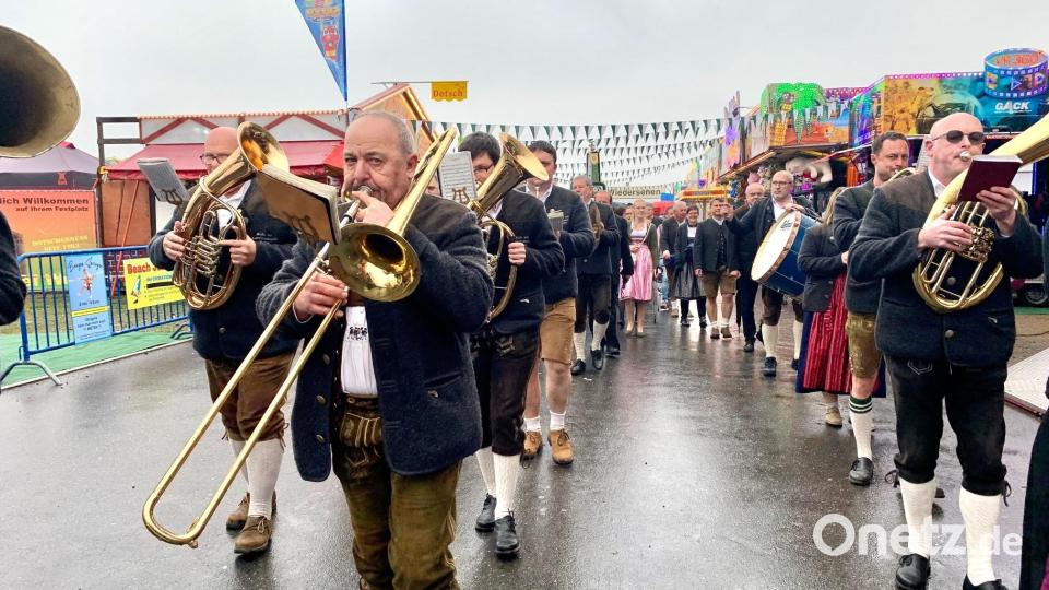 Die Stadtkapelle spielt auf. Bild: Gabi Schönberger