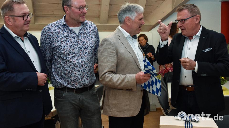 Gruppenbild dreier ehemaliger oder aktueller IG-Metallbevollmächtigten mit Bürgermeister Martin Preuß. Bild: Stephan Huber