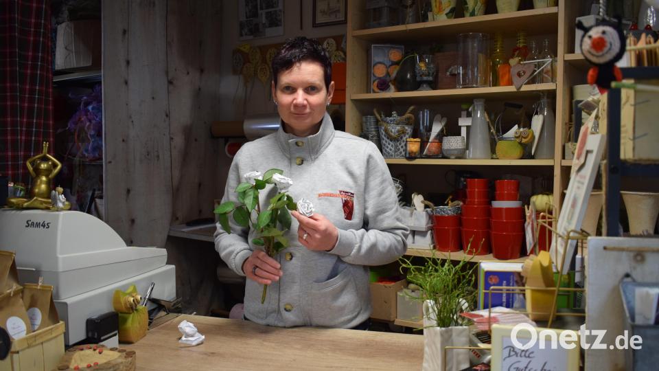 In ihrem Blumenstüberl in Bad Neualbenreuth fertigt Inhaberin Andrea Burger nicht nur Gestecke aus echten Blumen, sondern seit kurzem auch Kassenzettel-Rosen. Bild: szl