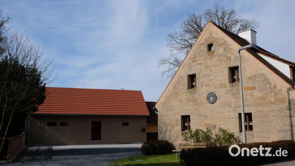 Das historische Hirthaus (re) und die neue Gemeinschaftshalle: Für die Münchsreuther ein Kristallisationspunkt des Dorflebens Bild: do