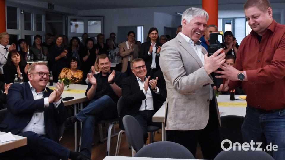 Grammer-Betriebsratsvorsitzender Martin Heiß (rechts) verabschiedete sich ebenfalls von Horst Ott. Bild: Stephan Huber