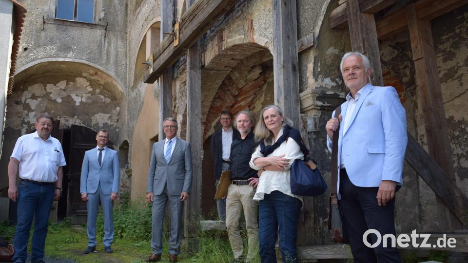 Die Sanierung für Prockl- und Weinmann-Anwesen am Marktplatz sowie die Kaltsanierung der Arkaden werden gleichzeitig in Angriff genommen. Am Dienstag war Baubeginn am Gebäude-Komplex. Dabei waren Privatinvestor Bernhard Schön, Helmut Wolfrum von der Volks- und Raiffeisenbank Nordoberpfalz, Bürgermeister Franz Stahl, Stadtbaumeister Andreas Ockl, Architekt Peter Troppmann, Regina Harrer von der Regierung Oberpfalz und Kämmerer August Trißl (von links). Bild: szl