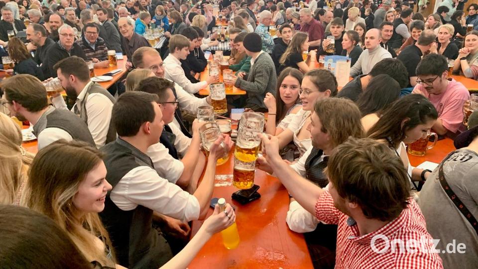Das Festzelt ist voll. Bild: Gabi Schönberger