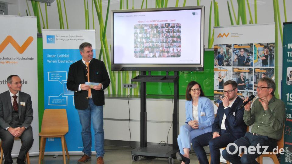 Der Unternehmer Georg Baumann (rechts) bei der Podiumsdiskussion, moderiert von Moderator Prof. Werner Prell von der OTH Amberg-Weiden (Zweiter von links). Bild: gsp