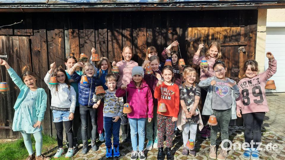 Die Jungs und Mädels zeigen stolz die selbstgebastelten Ohrwurmhäuser. Der Frühlingsnachmittag in der Kastler Bücherei hatte ihnen wieder sehr gefallen. Bild: rpp