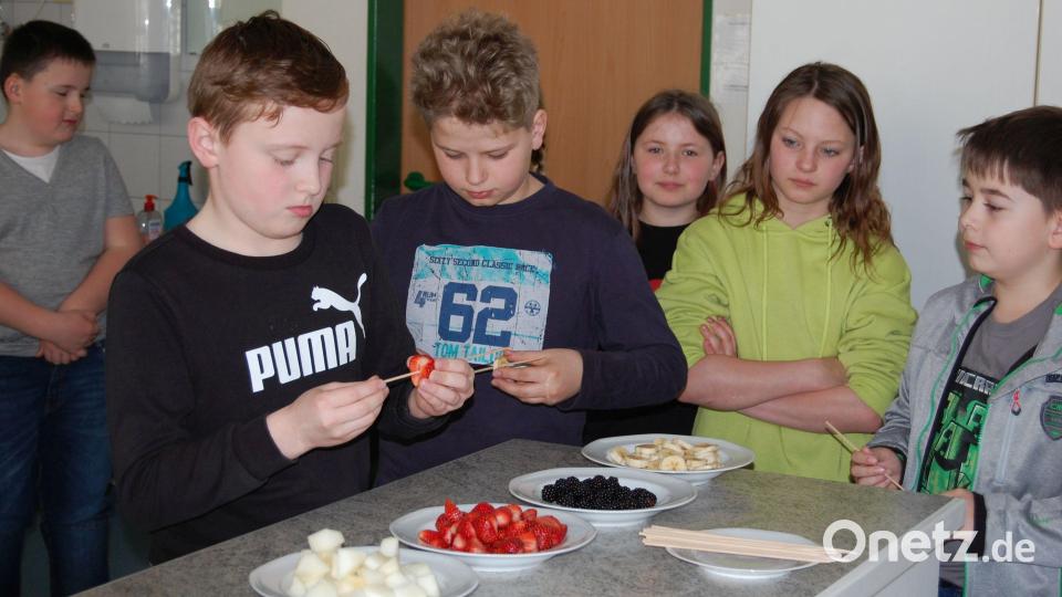 Im zweiten Unterrichtsblock standen die praktischen Fächer im Fokus: In der Schulküche wurden zum Beispiel unter Anleitung von Margit Capillera und Helena Hotek Fruchtspieße mit Schokoglasur hergestellt. Bild: Winderl/exb