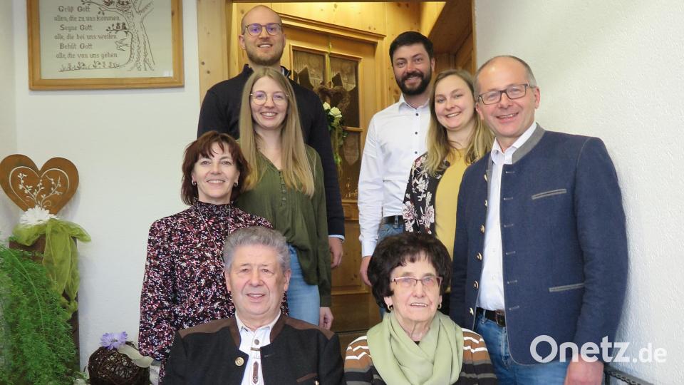 Bei der Geburtstagsfeier im Gasthaus Busch gratulierten Schwiegertochter Petra, Sohn Roman (Zweite Reihe, von links), Enkeltochter Nina, Eva-Maria Schäffler (dritte Reihe), Johannes Rauch und Enkelsohn Marco Schäffler (vierte Reihe) Erika Schäffler (vorne sitzend mit Ehemann Hermann) zu ihrem 80. Geburtstag. Bild: jzk