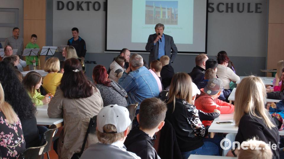 Alle Bildungswege stehen nach dem Besuch der Mittelschule offen. Auf diese Feststellung legte Rektor Werner Winderl besonders Wert, als er den Viertklässlern der Region Oberviechtach die Doktor-Eisenbarth-Schule vorstellte. Bild: Winderl/exb