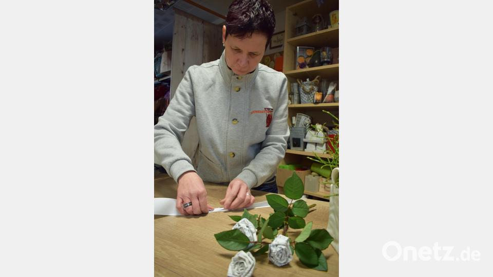 In ihrem Blumenstüberl in Bad Neualbenreuth fertigt Inhaberin Andrea Burger nicht nur Gestecke aus echten Blumen, sondern seit kurzem auch Kassenzettel-Rosen. Bild: szl
