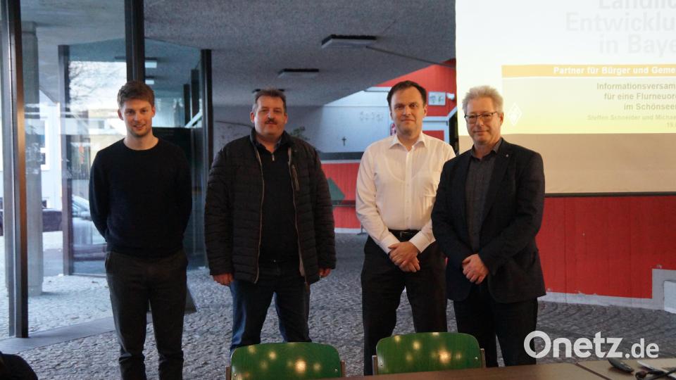 Bürgermeister Reinhard Kreuzer (zweiter von links) freute sich über die Vorstellung einer Flurneuordnung im Schönseer Land, deren Umsetzung von Vertretern des Amts für Ländliche Entwicklung erläutert wurde (von links David Hofmeister, Michael Kraus und Steffen Schneider). Bild: wel