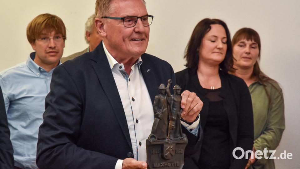 Der ehemalige Hauptkassier der IG Metall, Bertin Eichler, mit einem besonderen Geschenk. Bild: Stephan Huber