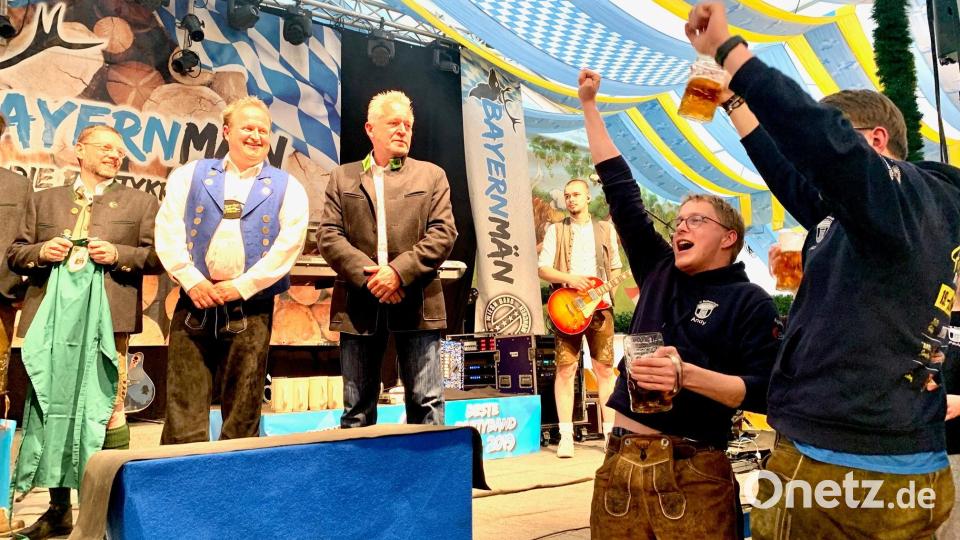 Die Krüge hoch! Bild: Gabi Schönberger