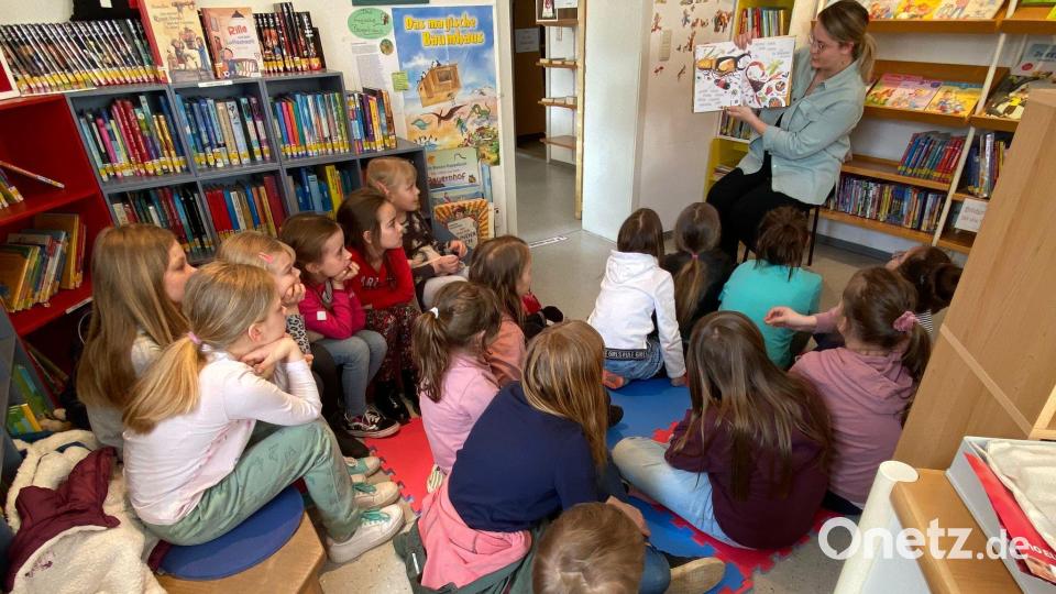 Gespannt verfolgten die Kinder die spannenden Abendteuer der Insekten im Buch. Bild: rpp