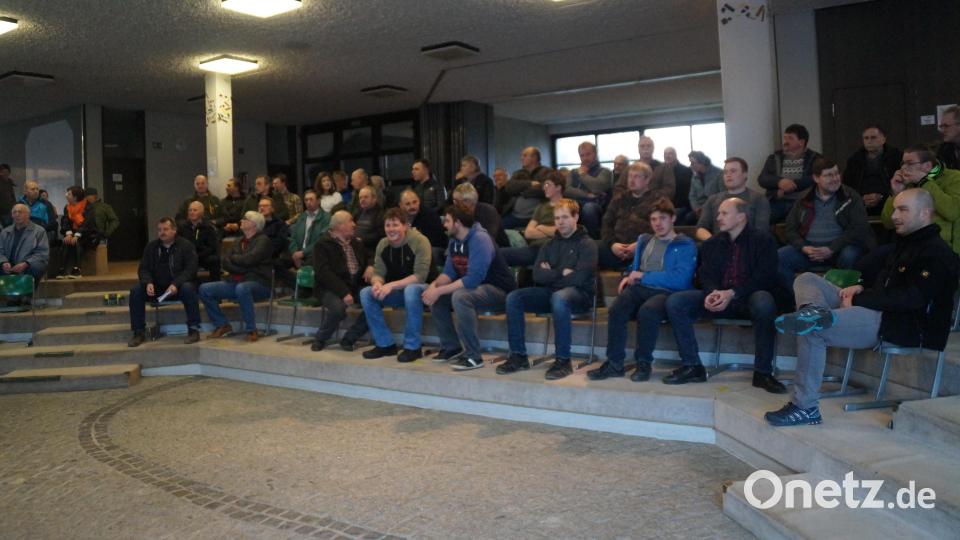 Der gute Besuch in der Schulaula zeigte das Interesse an der Thematik &quot;Flurneuordnung&quot;. Bild: wel