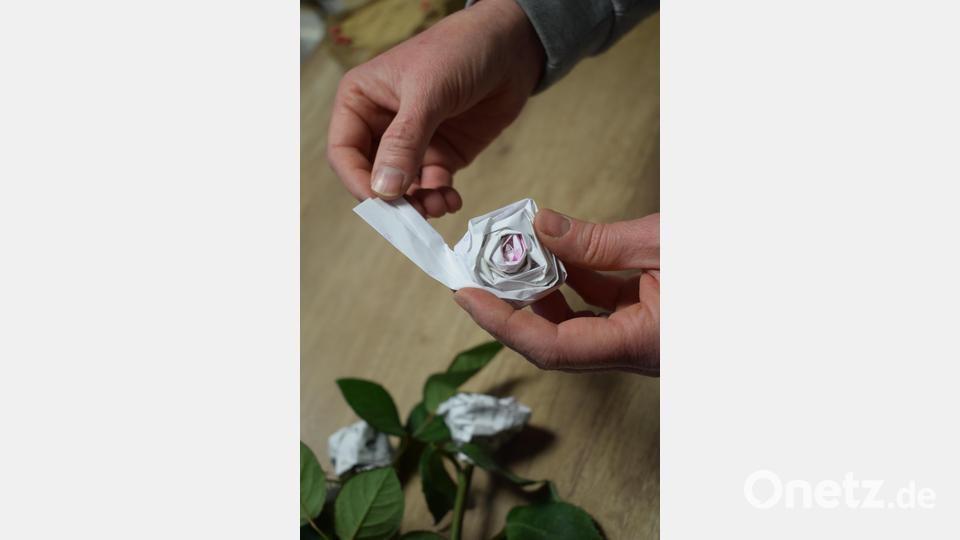 In ihrem Blumenstüberl in Bad Neualbenreuth fertigt Inhaberin Andrea Burger nicht nur Gestecke aus echten Blumen, sondern seit kurzem auch Kassenzettel-Rosen. Bild: szl
