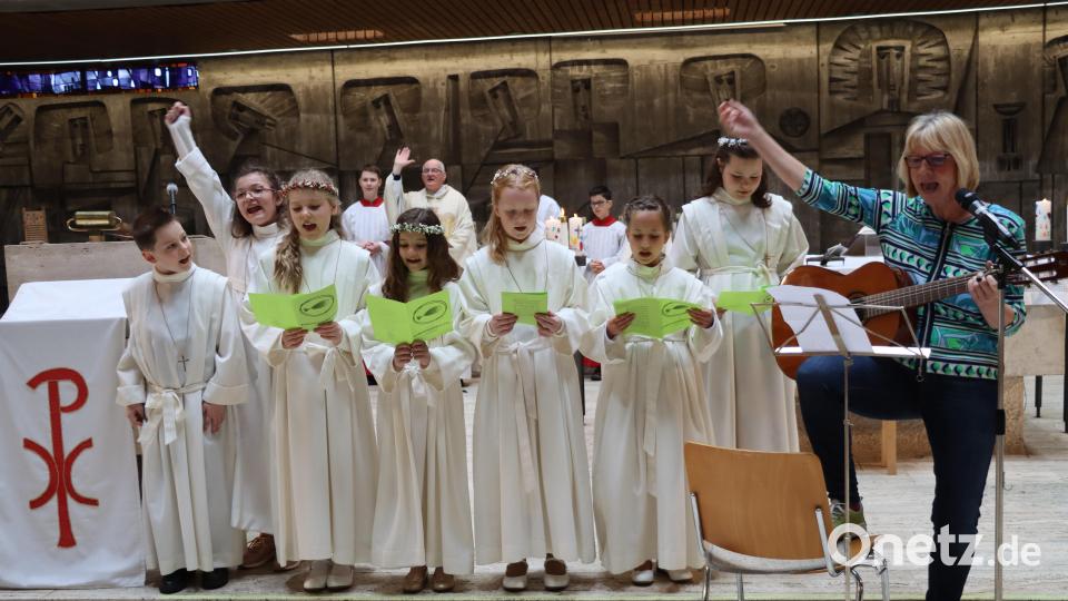 Zum krönenden Abschluss des festlichen Kommuniongottesdienstes sangen die Kindern vom Heilpädagogischem-Zentrums mit Inbrunst den Ohrwurm &quot;Lasst uns eine Kirche baun - lala, lalalala“. Bild: ads