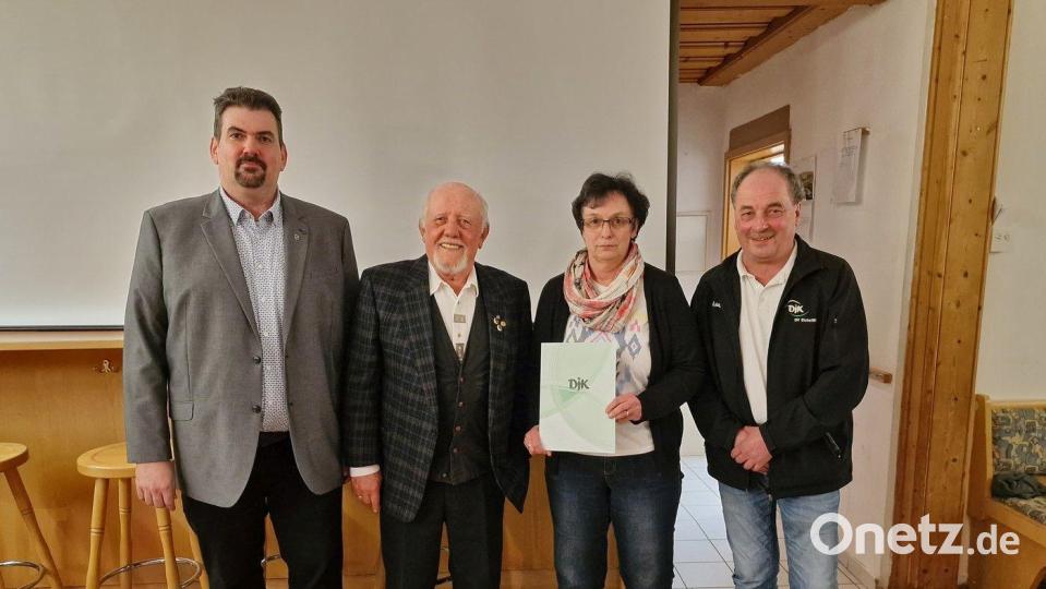Bei der Auszeichnung (von links): Vorsitzender Daniel Meuler, Dieter Michel, Brigitte Lutter und Kreisvorsitzender Peter Niebler. Bild: meu