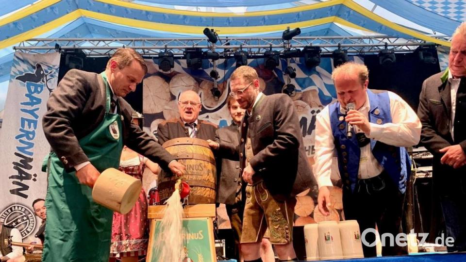 Nach drei Schlägen von Oberbürgermeister Jens Meyer sprudelte das Festbier aus dem Fass. Bild: Gabi Schönberger