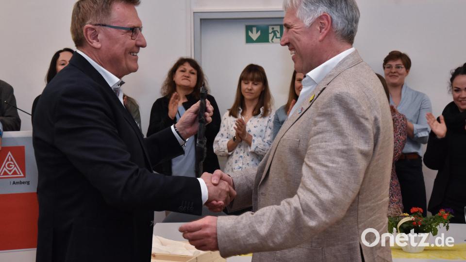 Bertin Eichler (links) hat einst in seiner Eigenschaft als 1. Bevollmächtigter der IG Metall Amberg Horst Ott (rechts) nach Amberg gelotst. Jetzt kam er zu dessen Verabschiedung als sein Nach-Nachfolger. Bild: Stephan Huber