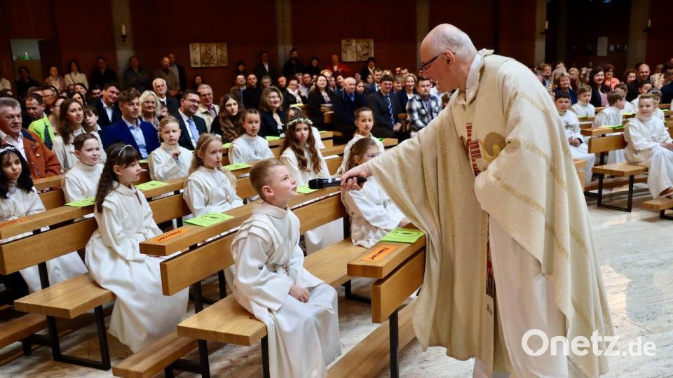 Beim Kommunionfest in St. Michael befragte Pfarrer Alois Berzl die Kinder, worauf sie sich bei der Kommunion besonders freuen. Als Antwort hieß es Geschenke, aber auch ein gutes Essen. Bild: ads