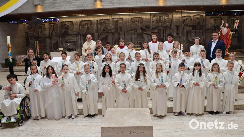 In der Pfarrei St. Michael gingen am Wochenende 34 Drittklässler aus der Albert-Schweizer-Schule, darunter sechs Kinder aus dem Heilpädagogischem-Zentrum, zum Tisch des Herrn. Bild: ads