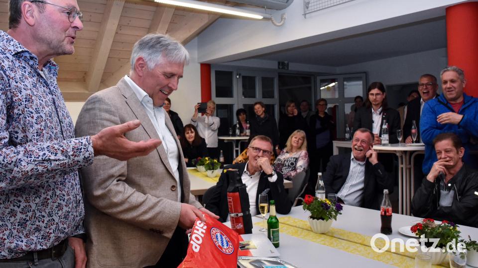 Der neue 1. Bevollmächtigte Udo Fechtner (links) überreicht seinem Vorgänger ein paar Geschenke. Darunter ein paar FC-Bayern-Stücke für den glühenden Sechziger-Fan Ott. Bild: Stephan Huber