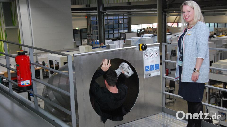 Mal ein anderer Weg zum Arbeitsplatz. Personalchefin Claudia Hanke zeigt den Besuchern die Rutsche in die Produktionshalle bei Baumann Automation. Bild: gsp