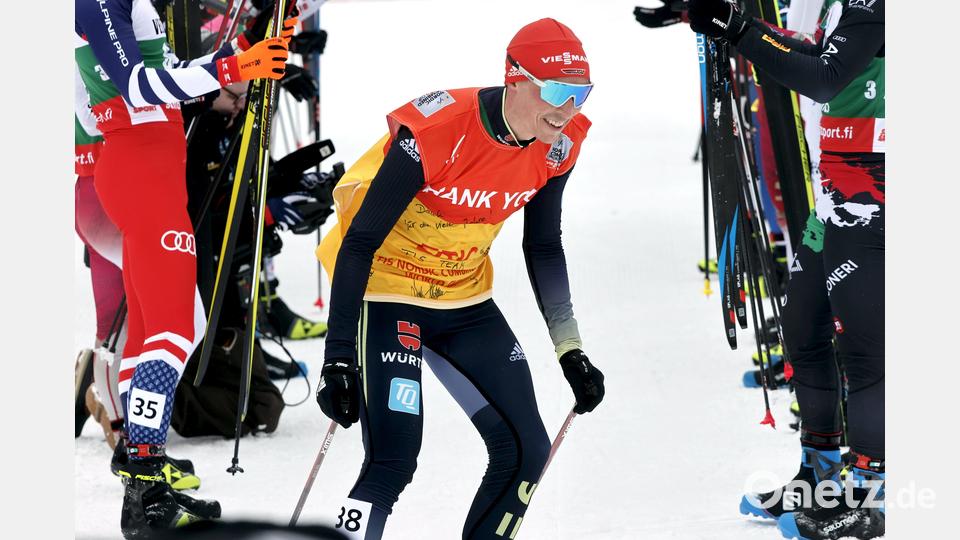 Eric Frenzel aus Deutschland wird von seinen Konkurrenten nach dem 10-km-Einzelwettkampf der Nordischen Kombination der Männer beim FIS-Weltcup in Lahti, Finnland, im Ziel begrüßt. Frenzel beendet seine Karriere nach dieser Saison. Bild: Antti Hämäläinen