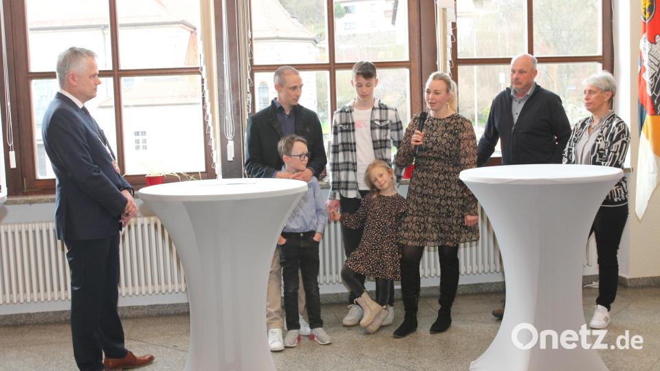 Das von Bürgermeister Thomas Meiler (links) beschriebene &quot;Familienunternehmen Eric Frenzel&quot; mit Ehefrau Laura (Dritte von rechts), den Kindern und den Eltern (rechts) hat mit zum Erfolg für den Vorzeigesportler (Zweiter von links) beigetragen. Bild: pi