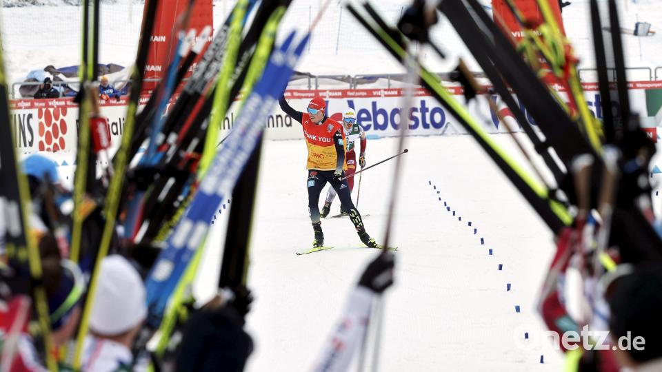 Eric Frenzel wird von seinen Konkurrenten Ziel begrüßt. Frenzel beendet seine Karriere nach dieser Saison. Bild: Antti Hämäläinen