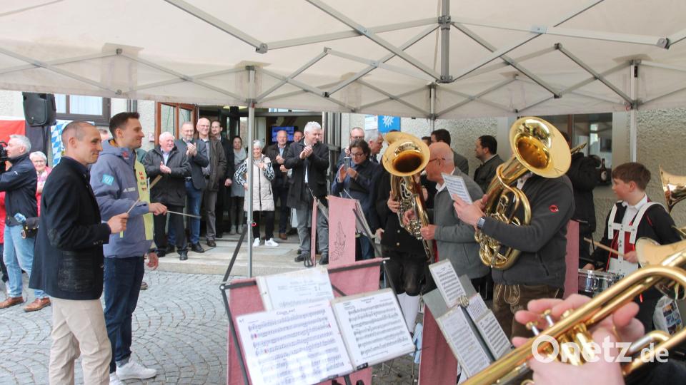 Eric Frenzel und Terence Weber (von links) dirigieren das &quot;Steigerlied&quot;. Bild: pi