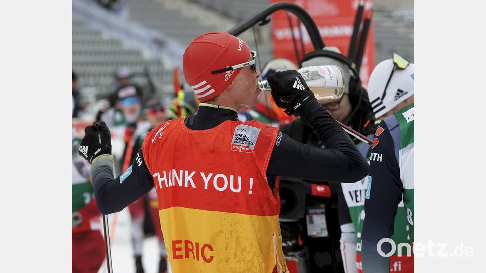 Eric Frenzel aus Deutschland trinkt im Ziel Sekt. Frenzel, der in Flossenbürg wohnt, beendet seine Karriere nach dieser Saison. Bild: Antti Hämäläinen
