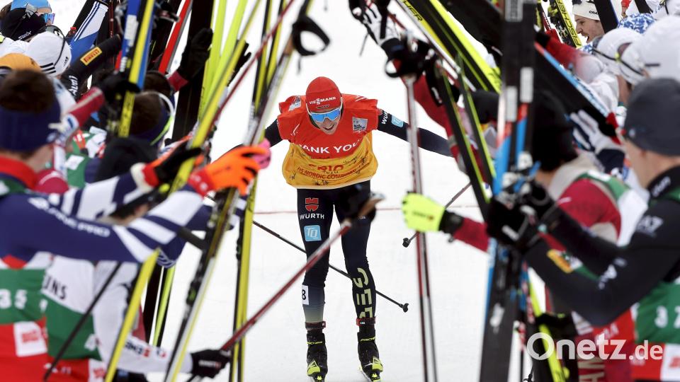 Eric Frenzel aus Deutschland wird von seinen Konkurrenten nach dem 10-km-Einzelwettkampf der Nordischen Kombination der Männer beim FIS-Weltcup in Lahti, Finnland, im Ziel begrüßt. Frenzel beendet seine Karriere nach dieser Saison. Bild: Antti Hämäläinen