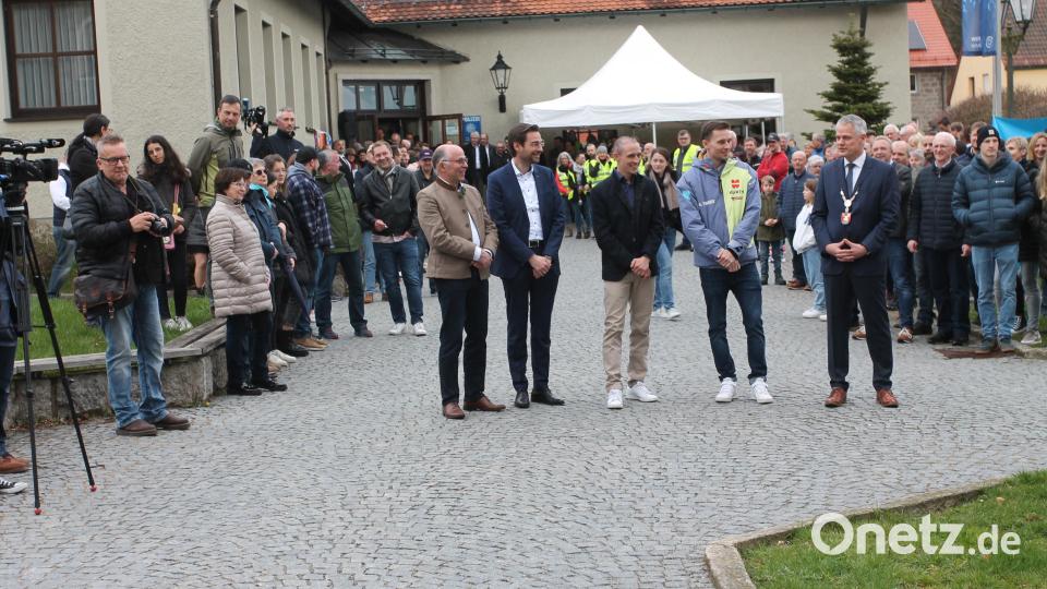 Eric Frenzel (Mitte) und Terence Weber (rechts daneben) genießen den Empfang der Gemeinde Flossenbürg. Bild: pi