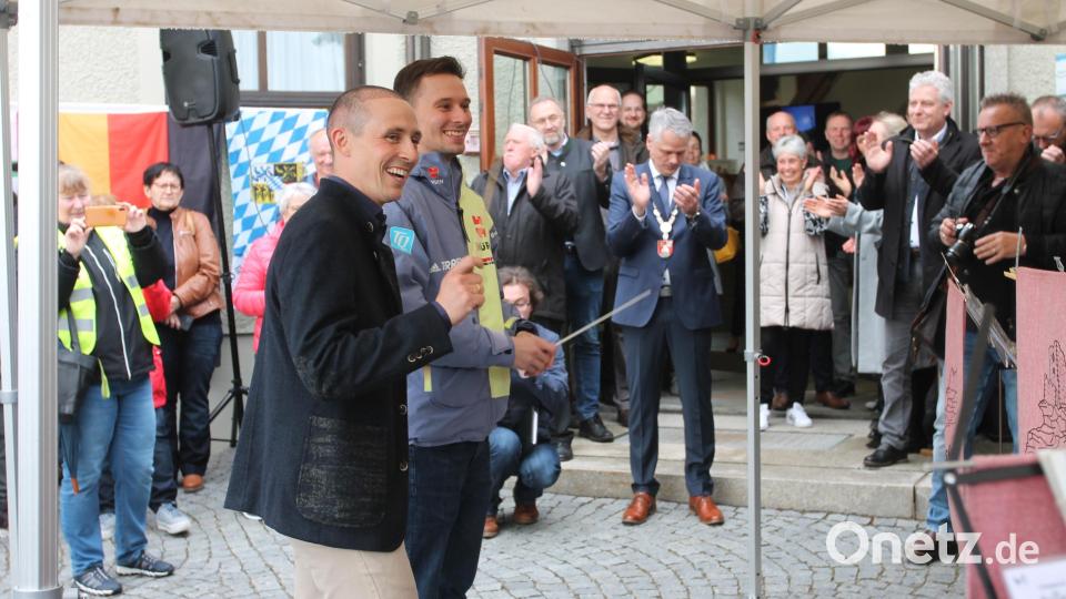 Eric Frenzel und Terence Weber (von links) dirigieren das &quot;Steigerlied&quot;. Bild: pi