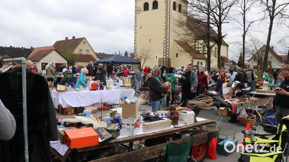 Der Dorfplatz von Sorghof verwandelte sich beim Flohmarkt erstmals in eine Verkaufsmeile. Bild: er