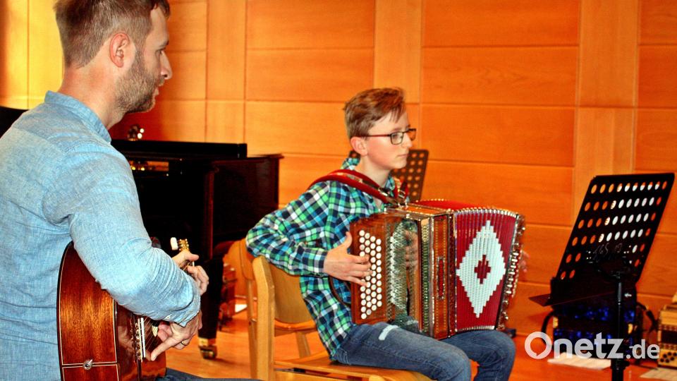 Simon Pleier beim Vorspiel mit Lehrer Benedikt Scheidler. Bild: R. Kreuzer